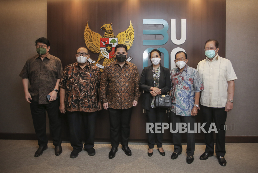 Menteri BUMN Erick Thohir (ketiga kiri) berfoto bersama para mantan Menteri BUMN (dari kiri) Laksamana Sukardi, Sugiharto, Rini Soemarno, Tanri Abeng dan Mustafa Abubakar usai bersilaturahim di Kementerian BUMN, Jakarta, Selasa (2/3/2021).
