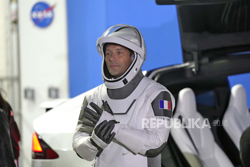 Astronaut Badan Antariksa Eropa Thomas Pesquet dari Prancis, menyesuaikan sarung tangannya saat berbicara dengan keluarga dan teman sebelum upaya peluncuran Jumat, 23 April 2021, di Kennedy Space Center di Cape Canaveral, Florida. 