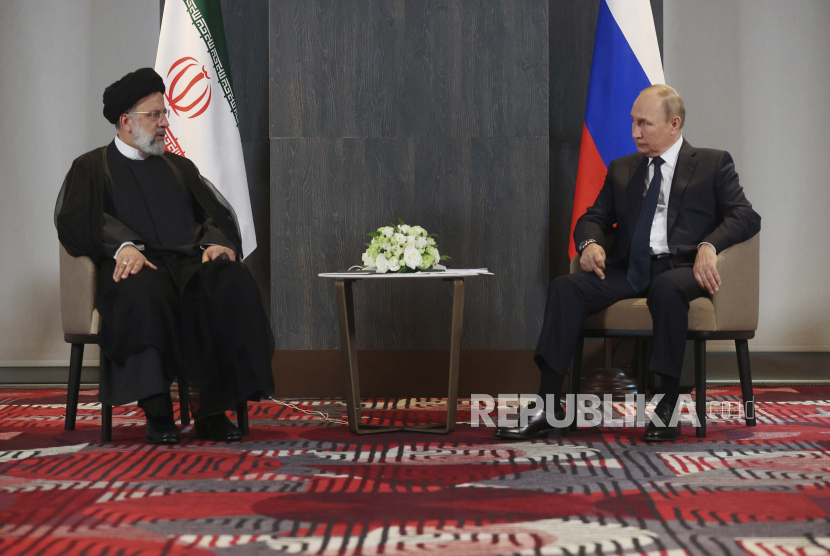 File - Presiden Rusia Vladimir Putin bertemu dengan Presiden Iran Ebrahim Raisi di sela-sela KTT Organisasi Kerjasama Shanghai (SCO) di Samarkand, Uzbekistan, Kamis, 15 September 2022.