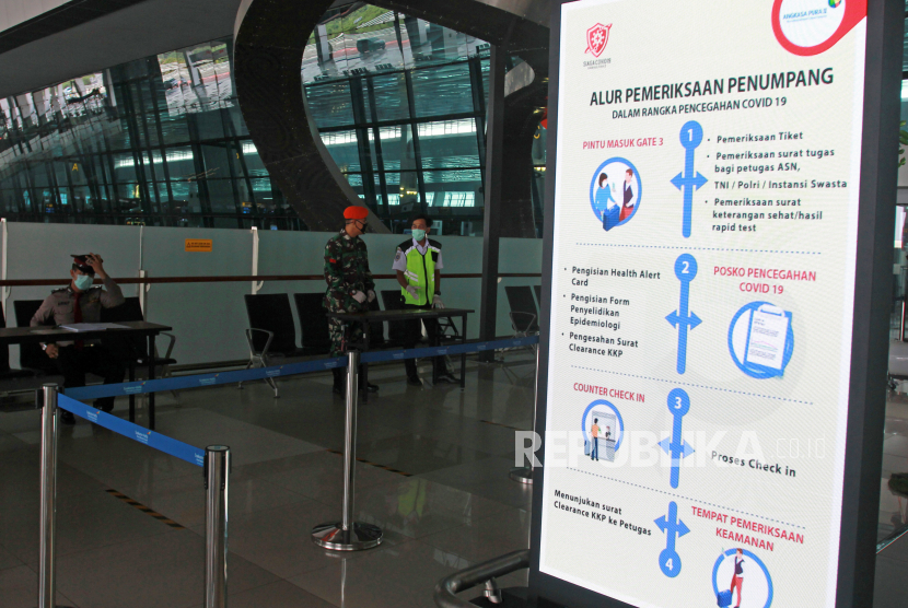 Petugas berjaga di pos pemeriksaan pertama untuk calon penumpang sebagai bagian dari prosedur yang harus dipenuhi penumpang pesawat yang akan terbang di Terminal 3 Bandara Soekarno Hatta, Tangerang, Banten, Minggu (10/5/2020). Dalam prosedur tersebut semua penumpang wajib melewati tiga pos pemeriksaan dan wajib memiliki surat keterangan Negatif COVID-19 dari rumah sakit, sesuai dengan protokol keberangkatan yang dikeluarkan oleh Gugus Tugas COVID-19