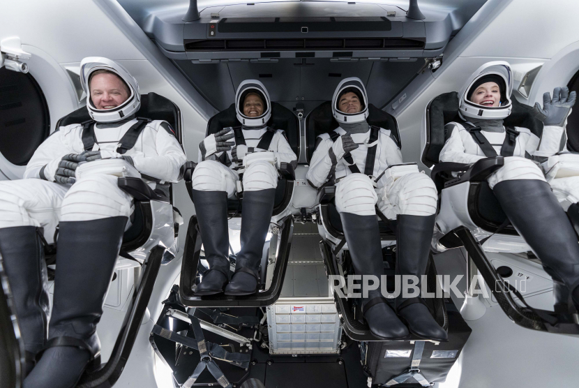  Pada hari Minggu, 12 September 2021 foto yang disediakan oleh SpaceX, dari kiri, Chris Sembroski, Sian Proctor, Jared Isaacman dan Hayley Arceneaux duduk di kapsul Dragon di Cape Canaveral di Florida, selama gladi bersih untuk peluncuran mendatang. Naga yang sepenuhnya otomatis adalah jenis yang sama yang digunakan SpaceX untuk mengirim astronot ke dan dari Stasiun Luar Angkasa Internasional untuk NASA. Tapi penerbangan carteran tidak akan pergi ke sana.