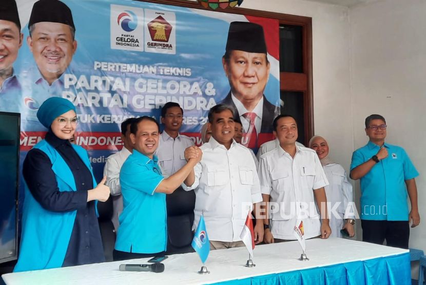 Sekjen Partai Gerindra Ahmad Muzani dan Sekjen Partai Gelora Mahfudz Siddiq menyampaikan keterangan pers usai menggelar pertemuan tertutup di Media Centre Partai Gelora di Setiabudi, Jakarta Selatan, Sabtu (19/8/2023). Dalam kesempatan itu, kedua belah pihak sepakat Partai Gelora akan mendeklarasikan dukungan terhadap Prabowo Subianto sebagai capres Pilpres 2024.