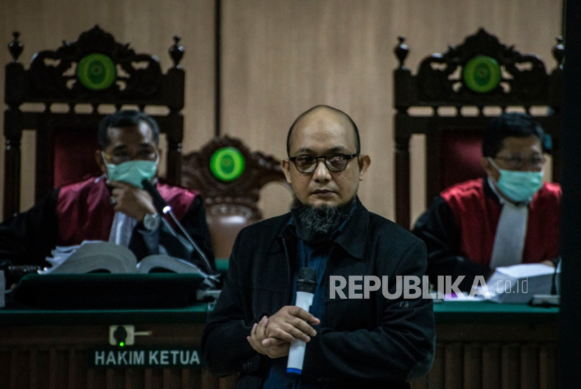 Penyidik KPK Novel Baswedan (tengah) selaku korban menjadi saksi dalam sidang lanjutan kasus penyiraman air keras terhadap dirinya dengan terdakwa Ronny Bugis dan Rahmat Kadir Mahulette di Pengadilan Negeri Jakarta Utara 
