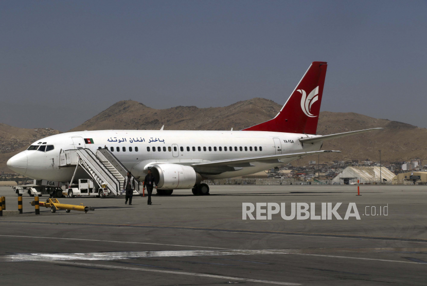 Sebuah pesawat Bakhtar Afghan Airline diparkir di Bandara Internasional Hamid Karzai di Kabul, Afghanistan, Minggu, 5 September 2021.