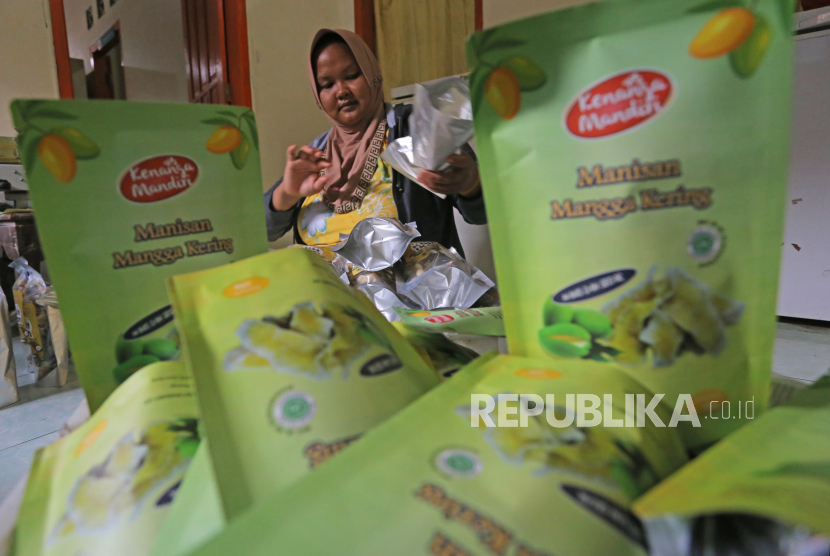 Pekerja menyelesaikan produksi manisan mangga di sentra produksi Kenanga Mandiri, Desa Kenanga, Sindang, Indramayu, Jawa Barat, Rabu (20/10/2021). Kementerian Koperasi dan Usaha Kecil Menegah optimistis sebanyak 30 juta UMKM go digital melalui program Bangga Buatan Indonesia pada 2024 tercapai. 