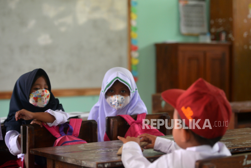 Tiga murid baru kelas 1 mengikuti kegiatan belajar mengajar di SDN Banyurejo 4, Tempel, Sleman, Yogyakarta (ilustrasi).