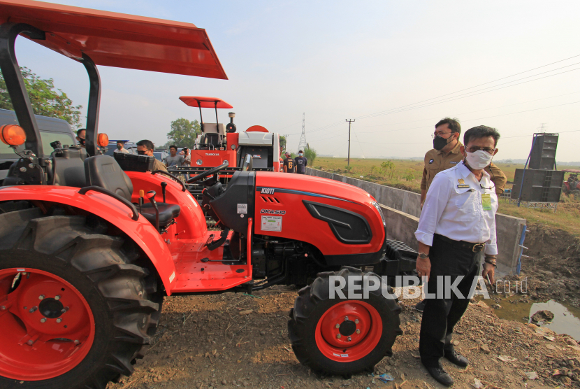 Menteri Pertanian Syahrul Yasin Limpo (kanan) melihat traktor roda empat, (ilustrasi). Kementan akan membuat program 