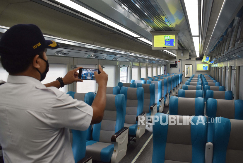 Petugas PT KAI memotret suasana di dalam Kereta Api Luar Biasa (KLB) relasi Surabaya Pasar Turi Ð Bandung saat transit di Stasiun Kereta Api (KA) Madiun, Jawa Timur, Selasa (12/5/2020). Perjalanan perdana KLB ditujukan untuk masyarakat yang dikecualikan sesuai aturan pemerintah dengan menerapkan protokol pencegahan COVID -19 mulai 12 hingga 31 Mei 2020, dan saat berangkat dari Surabaya hingga Stasiun KA Madiun hanya membawa satu orang penumpang