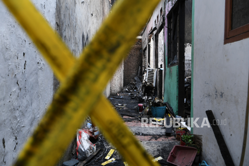 Suasana kondisi rumah kontrakan usai terbakar di Pisangan Baru, Matraman, Jakarta, Kamis (25/3/2021). Kebakaran yang melanda empat rumah kontrakan itu menewaskan 10 orang. 
