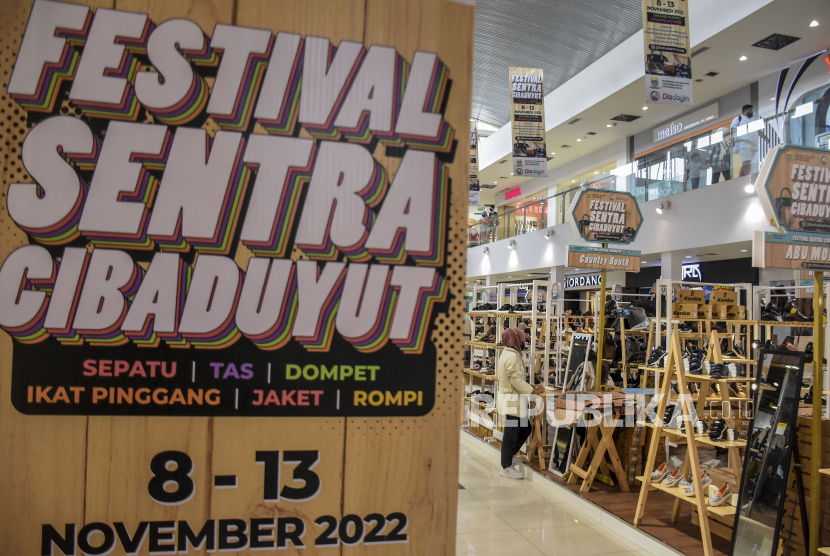 File foto pengunjung melihat produk kulit dan alas kaki asli Cibaduyut yang dipajang pada Festival Sentra Cibaduyut di Cihampelas Walk, Jalan Cihampelas, Kota Bandung, 9 November 2022. 