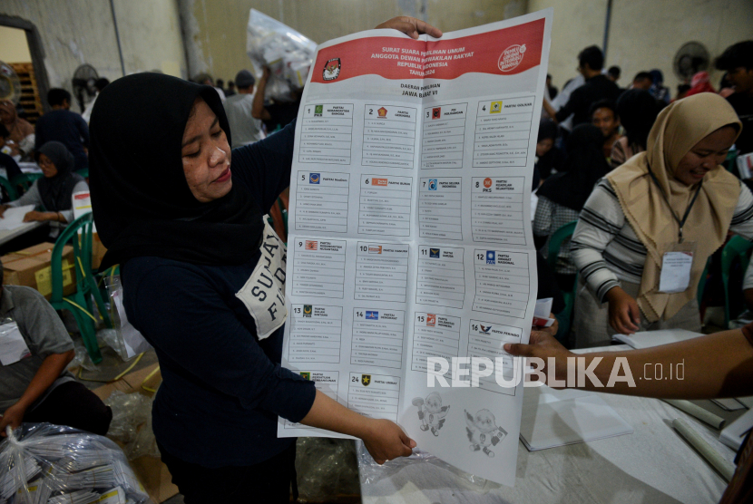 Petugas menunjukan gambar surat suara DPR RI di Gudang Logistik KPU Kota Bekasi, Jawa Barat.