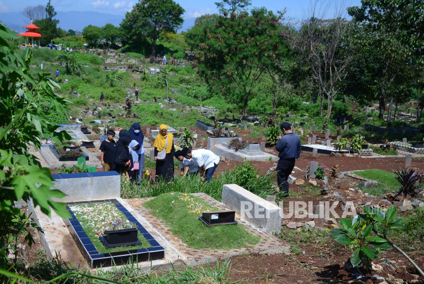 Di hari kedua Idul Fitri 1443 H, peziarah dari berbagai wilayah di Kota Bandung terus berdatangan di Tempat Pemakaman Umum (TPU) khusus Covid-19 Cikadut, Kota Bandung, Selasa (3/5). Satuan Tugas (Satgas) Penanganan Covid-19 menyebutkan kasus covid pada Kamis (8/9/2022) di Indonesia bertambah 3.138. 