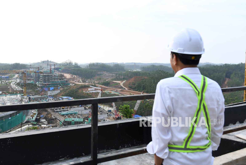 Presiden Jokowi saat meninjau progres pembangunan istana dan kantor presiden di Ibu Kota Nusantara (IKN), Kamis (21/12/2023).Sebuah memorial park dibangun di kawasan Beranda Nusantara