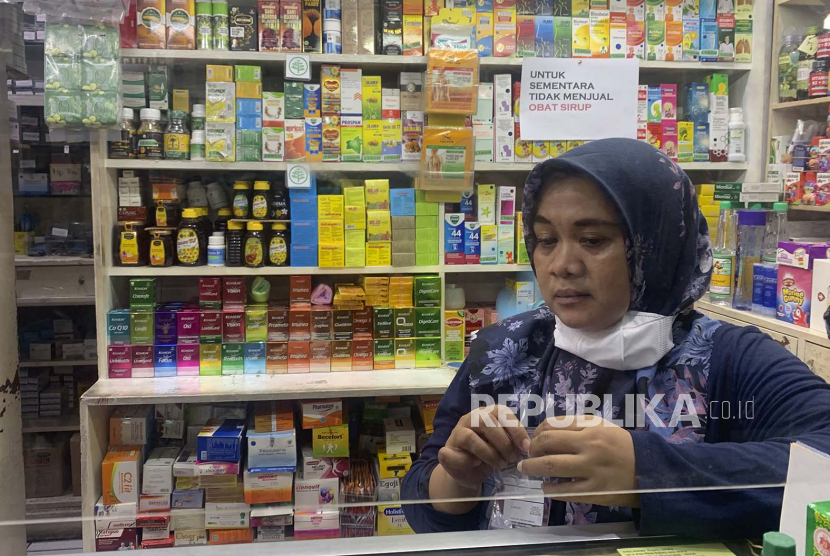 Seorang karyawan menunggu pelanggan di apotek di Jakarta, Indonesia, Selasa, 1 November 2022. Otoritas Indonesia telah mencabut izin dua perusahaan farmasi yang memproduksi obat-obatan jenis sirup menyusul kematian sejumlah anak akibat cedera ginjal akut, kata pejabat Selasa.