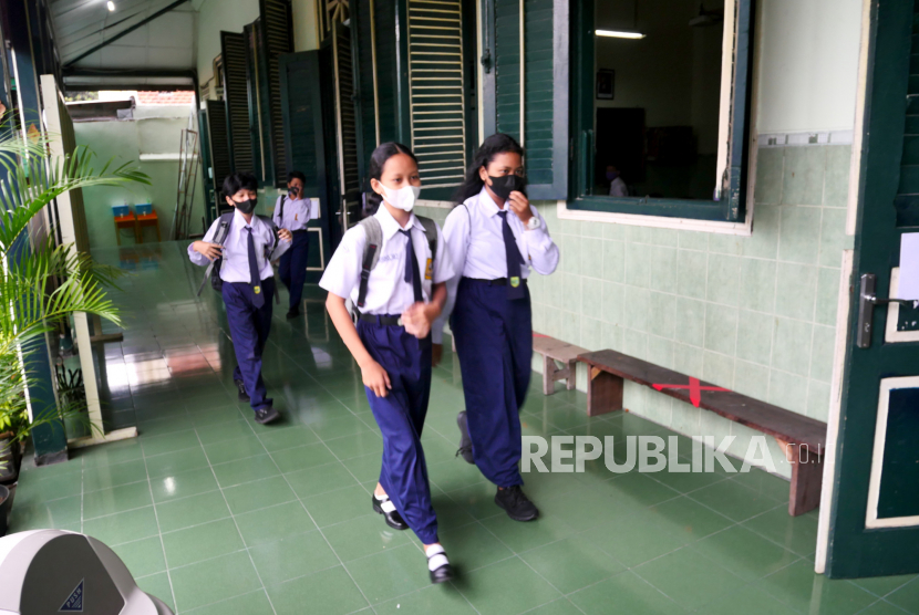 Siswa memasuki kelas saat uji coba pertemuan tatap muka (PTM) di SMPN 2 Yogyakarta. (ilustrasi)