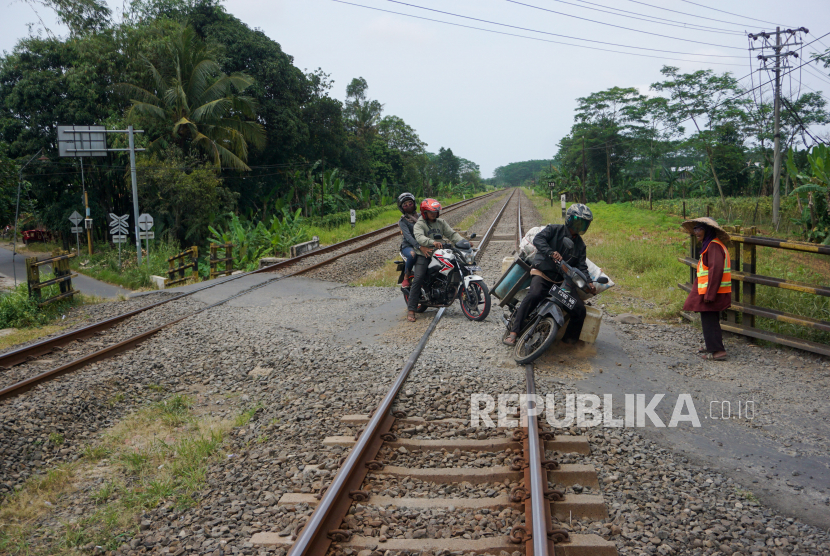 Pengendara sepeda motor melewati perlintasan kereta api tanpa palang pintu (ilustrasi).Daop 2 Bandung mencatat ada 406 perlintasan di wilayahnya. Namun, sekitar 75 persen di antaranya atau sebanyak 302 merupakan perlintasan yang tidak dijaga.  