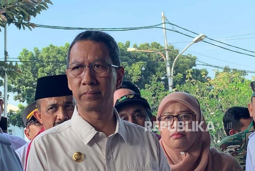 Penjabat (Pj) Gubernur DKI Jakarta Heru Budi Hartono. Heru mengingatkan pelajar untuk tidak tawuran. Penerima KJP akan dicabut fasilitasnya jika terlibat tawuran.