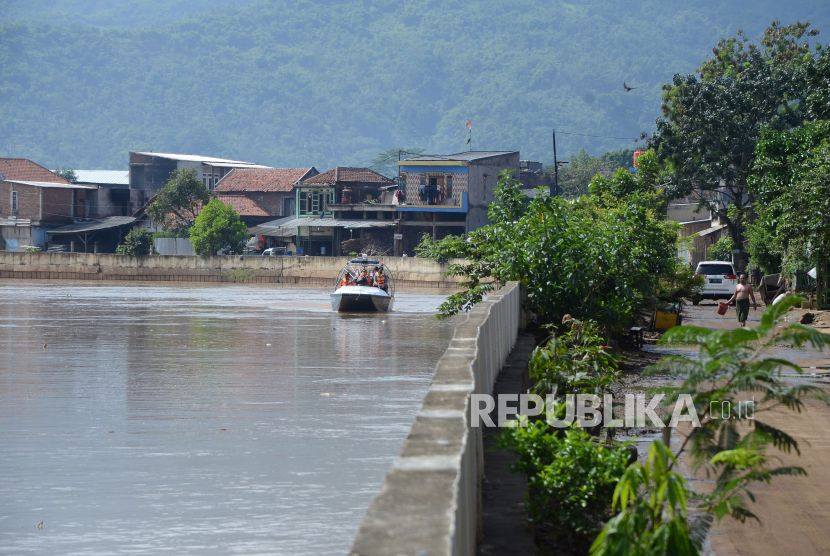 Ketinggian Sungai Citarum saat intensitas hujan tinggi di Sektor VI DAS Citarum, kawasan Bojongsoang, Kabupaten Bandung, Rabu (13/1). Hasil kerja keras satgas Citarum Harum dan semua pihak terkait, kualitas air Sungai Citarum pada 2021 terus membaik dan dampak banjir pun bisa diminimalisir. Jika pada 2018 Citarum berstatus tercemar berat, maka tahun ini Citarum berstatus tercemar ringan sehingga ikan pun bisa hidup.