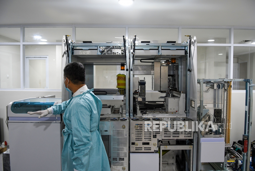 Seorang dokter berjalan di dekat alat tes swab atau polymerase chain reaction (PCR) di Laboratorium Rumah Sakit Pertamina Jaya, Cempaka Putih, Jakarta Pusat.
