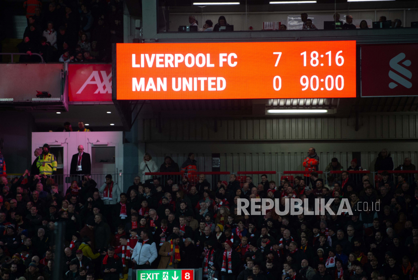 Papan skor menunjukkan skor 7-0 di Anfield selama pertandingan sepak bola Liga Premier Inggris antara Liverpool FC dan Manchester United di Liverpool, Inggris, (5/3/2023).