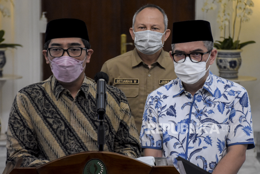 Perwakilan keluarga Gubernur Jawa Barat Ridwan Kamil, Elpi Nazmuzaman (kiri) bersama Sekretaris Daerah Provinsi Jawa Barat Setiawan Wangsaatmadja (tengah) memberikan keterangan pers saat konferensi pers.
