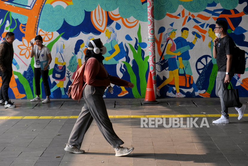 Warga berjalan kaki di tengah cuaca cerah Jakarta (ilustrasi). BMKG memprediksi cuaca DKI Jakarta hari cerah dan cerah berawan hingga malam.