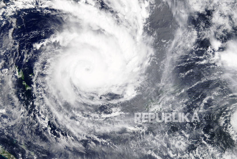 Gambar satelit handout yang dirilis oleh NASA dari satelit Terra menunjukkan Kategori lima Cuclone Yasa di barat laut pulau Viti Levu Fiji pada tanggal 15 Desember 2020 (dikeluarkan 16 Desember 2020). Topan Yasa menghancurkan sebagain wilayah Fiji.