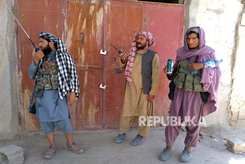 Pejuang Taliban berjaga di sebuah pos pemeriksaan di dalam kota Farah, ibu kota provinsi Farah, Afghanistan barat daya, Rabu, 11 Agustus 2021. Para pejabat Afghanistan mengatakan tiga ibu kota provinsi lagi telah jatuh ke tangan Taliban, 