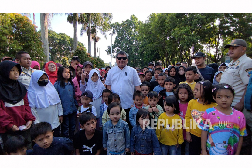 Bupati Garut Rudy Gunawan mengikuti peringatan Hari Anak Nasional (HAN) 2023 di Pendopo Garut, Kabupaten Garut, Jawa Barat, Ahad (23/7/2023). 