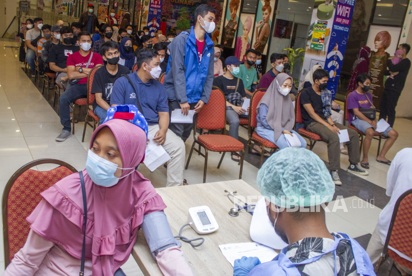 Warga Antusias Ikuti Vaksinasi Booster di Surabaya Saat Ramadhan (ilustrasi).