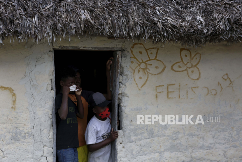 Kaum muda terlihat saat petugas kesehatan menerapkan vaksin Sinovac di komunitas Kalunga Vao de Almas, daerah pedesaan di pinggiran Cavalcante, negara bagian Goias, Brasil, Senin, 15 Maret 2021. 