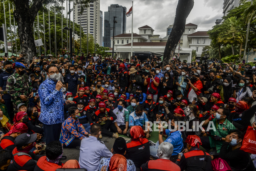 Gubernur DKI Jakarta Anies Rasyid Baswedan menemui massa buruh di sela aksi unjuk rasa menuntut kenaikan UMP di depan Balai Kota DKI, Jakarta Pusat, Senin (29/11/2021). 