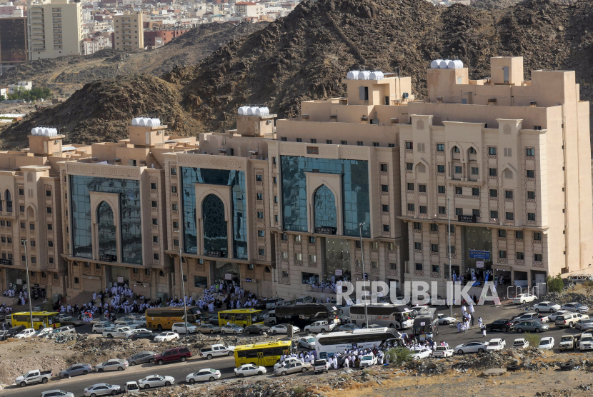 Jamaah calon haji meninggalkan hotel jelang pelaksanaan puncak haji di Mekah, Arab Saudi, Senin (26/6/2023). Calon jamaah haji dari berbagai negara mulai bergerak ke Arafah untuk melaksanakan puncak ibadah haji.  