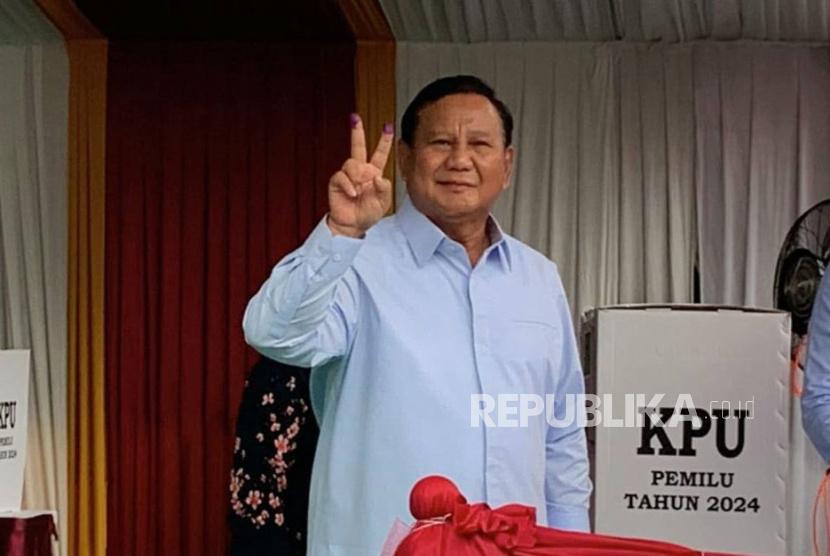Capres nomor urut 2, Prabowo Subianto mengacungkan dua jarinya yang sudah dilumuri tinta. dari hasil quick count Charta Politika, Prabowo-Gibran unggul 57,11 persen suara.