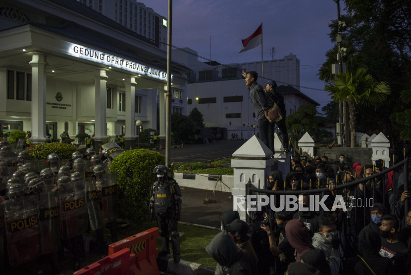 Demonstran melakukan aksi saat unjuk rasa tolak Undang-Undang Cipta Kerja,  di Depan Gedung DPRD Jawa Barat, Bandung, Jawa Barat, (6/10/2020). Aksi  ini menolak dan menuntut pembatalan serta menuntut pembuatan Perppu untuk Undang-Undang Cipta Kerja tersebut berakhir ricuh. 