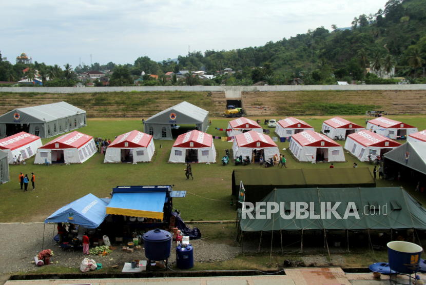Suasana tenda pengungsian di Stadion Manakarra Mamuju, Sulawesi Barat, Ahad (24/1/2021). Pasca terjadinya  gempa bumi berkekuatan Magnitudo 6,2, jumat (15/1/2021) lalu, Gubernur Sulbar mengimbau masyarakat Mamuju dan Majene agar kembali ke kediamannya bagi warga yang rumahnya tidak terlalu rusak parah. 