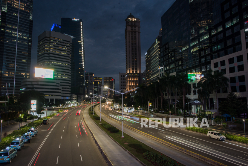 Suasana jalan yang lengang di kawasan bisnis Sudirman, Jalan Sudirman, Jakarta, Selasa (7/4). Pemerintah menetapkan stastus Pembatasan Sosial Berskala Besar (PSBB) di wilayah Provinsi DKI Jakarta dalam rangka percepatan penanganan COVID-19