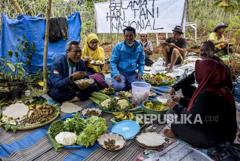 Sejumlah petani bersama aktivis sedang makan bersama (ilustrasi)