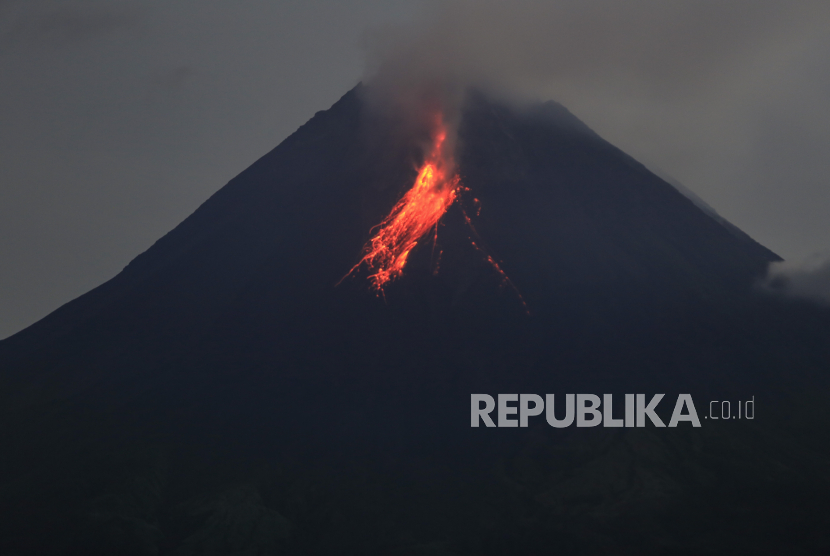 Guguran lava pijar Gunung Merapi terlihat dari Srumbung, Magelang, Jawa Tengah, beberapa waktu lalu.