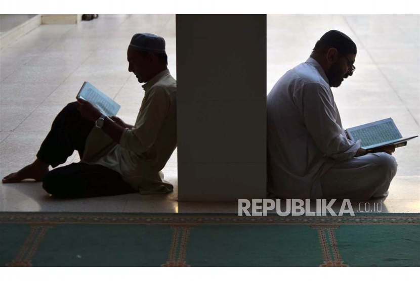  Umat Muslim Pakistan membaca Alquran saat mereka menjalankan Itikaf di Masjid saat bulan puasa Ramadhan, di Karachi, Pakistan,  Selasa (11/4/2023). 