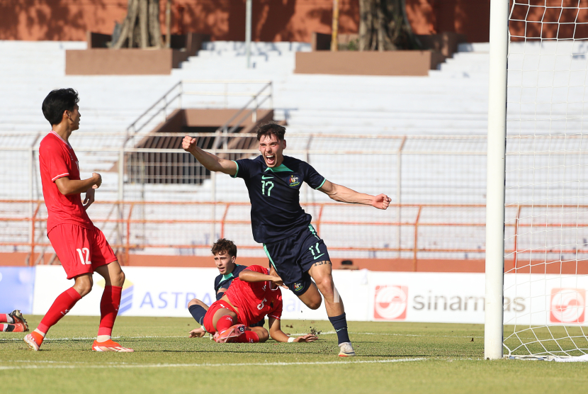 Pesepak bola Timnas Australia Jake Najdovski (kanan) berselebrasi usai mencetak gol ke gawang Timnas Vietnam pada pertandingan babak penyisihan Grup B Piala ASEAN U-19 Boys Championship atau AFF U-19 di Stadion Gelora Gelora 10 November, Surabaya, Jawa Timur, Ahad (21/7/2024). 