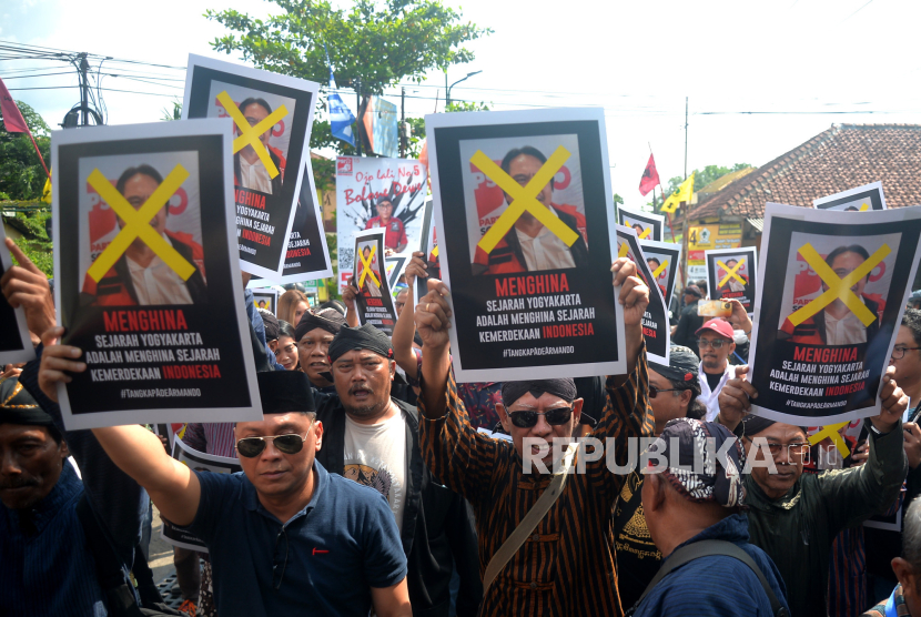 Warga menggelar aksi damai di Kantor DPW Partai Solidaritas Indonesia (PSI) Yogyakarta, Senin (4/12/2023). PSI DIY menyerahkan ke DPP soal tuntutan pemecatan Ade Armando.