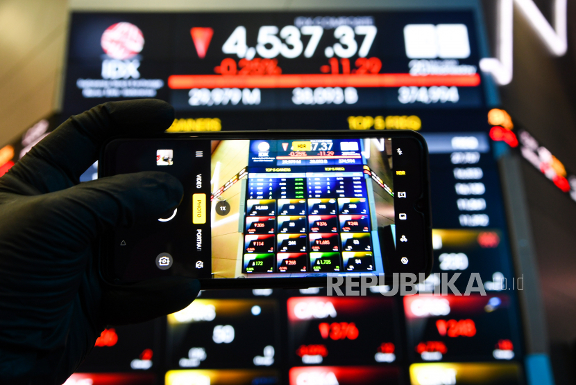 Indeks Harga Saham Gabungan (IHSG) Bursa Efek Indonesia (BEI) pada Selasa (16/6) pagi bergerak menguat terbawa kenaikan bursa saham global. Pada pukul 09.16 WIB, IHSG menguat 101,1 poin atau 2,1 persen ke posisi 4.917,43.