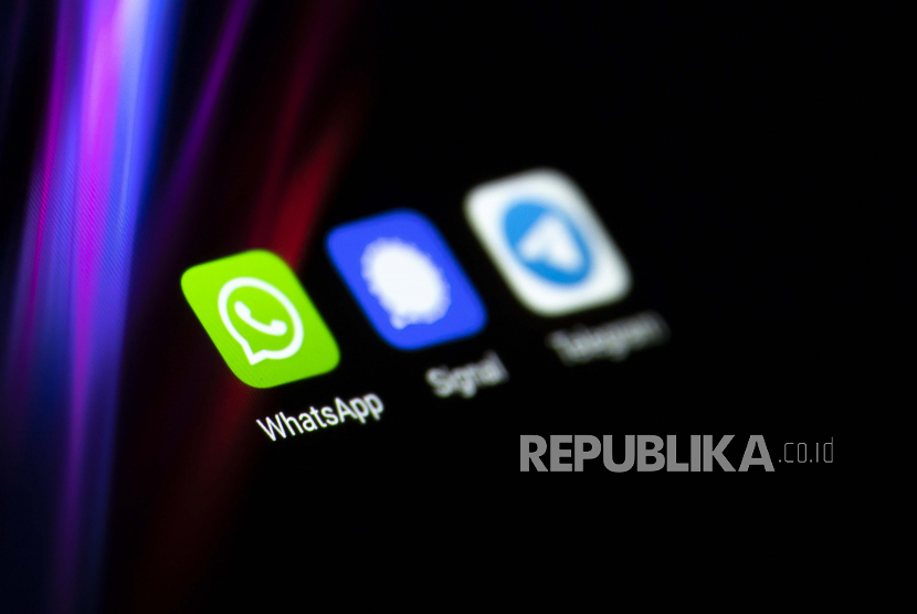  Sebuah ilustrasi foto menunjukkan logo aplikasi perpesanan media sosial Whatsapp (kiri), Signal dan Telegram.