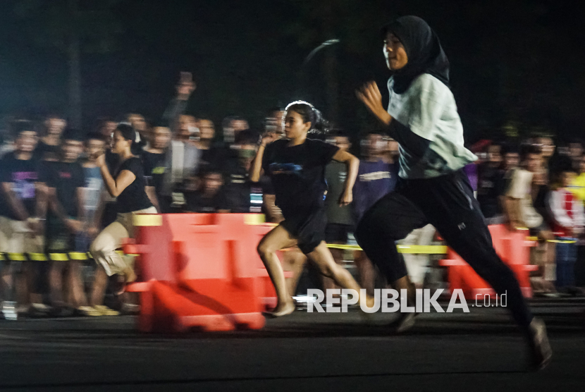 Peserta memacu kecepatan saat lomba lari bertajuk Mendadak Lari Ramadhan Cup 2 di Balikpapan, Kalimantan Timur, Kamis (13/3/2025). Kegiatan tersebut diikuti ratusan peserta sebagai upaya untuk mengurangi maraknya balap liar yang meresahkan warga, sekaligus sebagai pembinaan penyaluran bakat secara positif dan sportif. 