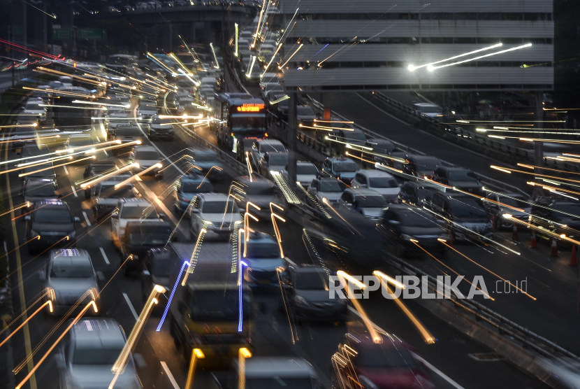 Sejumlah kendaraan terjebak kemacetan saat jam pulang kerja di Jalan Gatot Subroto, Jakarta. Petisi Kembalikan Work From Home (WFH) sebab Jalanan Lebih Macet, Polusi, dan Bikin Tidak Produktif yang diunggah di Change.org viral di media sosial. 
