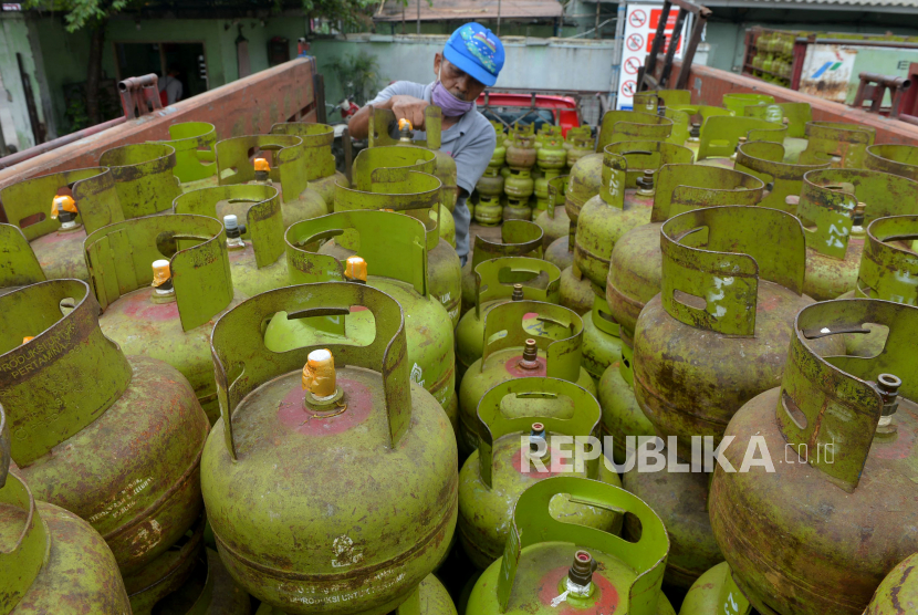 Pekerja menata tabung gas LPG 3 kilogram bersubsidi di salah satu agen.