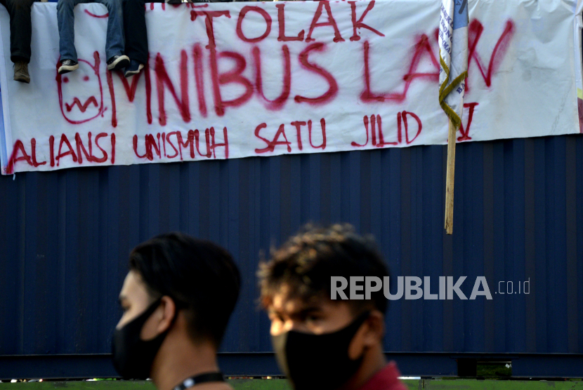 Sejumlah mahasiswa Universitas Muhammadiyah (Unismuh) Makassar melakukan aksi unjuk rasa di depan kampus Unismuh Makassar, Sulawesi Selatan, Jumat (16/10/2020). Aksi unjuk rasa mahasiswa menolak Undang-undang (UU) Omnibus Law Cipta Kerja yang telah disahkan oleh DPR tersebut masih terus terjadi di sejumlah titik di Kota Makassar. 