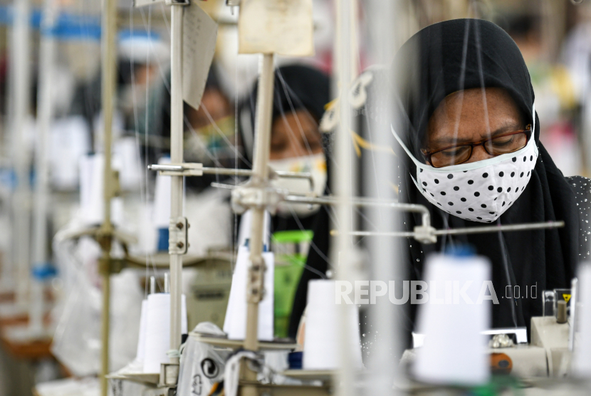 Pekerja perempuan memproduksi alat pelindung diri sebuah perusahaan garmen di Jakarta, Rabu (1/7/2020) (ilustrasi). Kepala Perwakilan Bank Dunia untuk Indonesia dan Timor Leste Satu Kahkonen mengatakan tersedianya sistem kerja yang fleksibel dapat mendorong partisipasi perempuan dalam angkatan kerja.