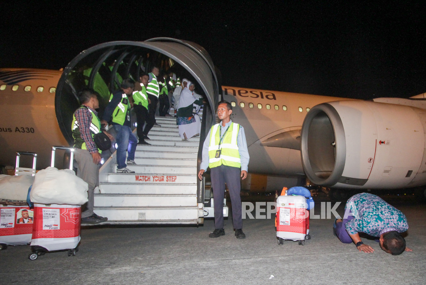 Jamaah haji yang tergabung dalam kelompok terbang (kloter) terakhir tiba di Bandara Internasional Juanda Surabaya di Sidoarjo, Jawa Timur, Jumat (4/8/2023). Sebanyak 360 jamaah haji kloter 88 asal Blitar, Ponorogo, Kediri, Lumajang, Nganjuk, Trenggalek dan Madiun tiba Tanah Air.  